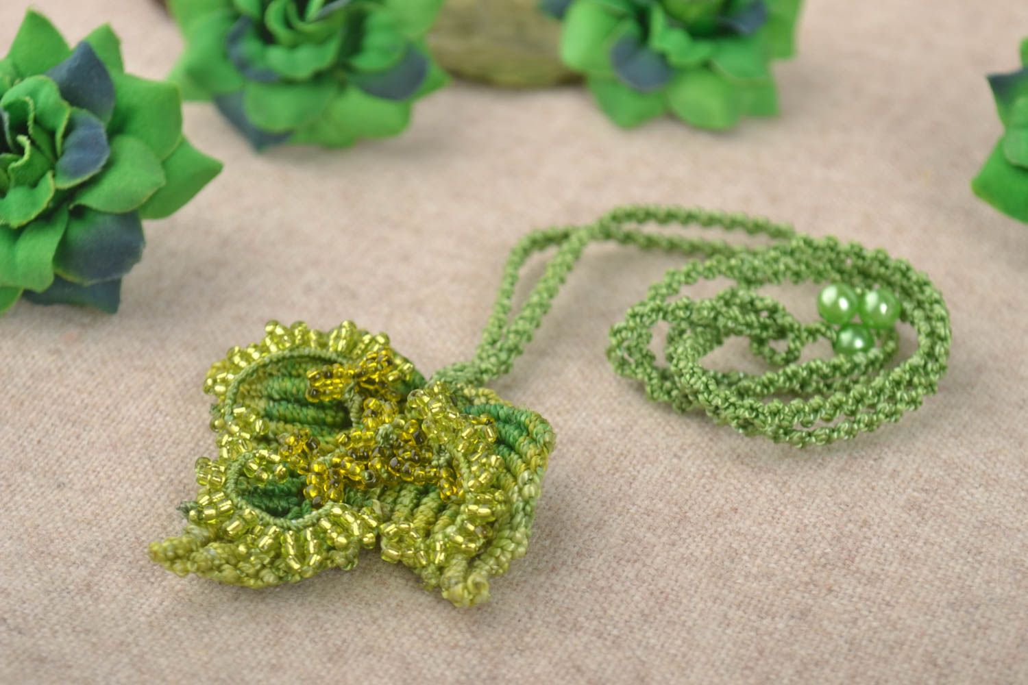 Pendentif macramé tressé vert Bijou fait main fils perles rocaille Cadeau femme photo 1