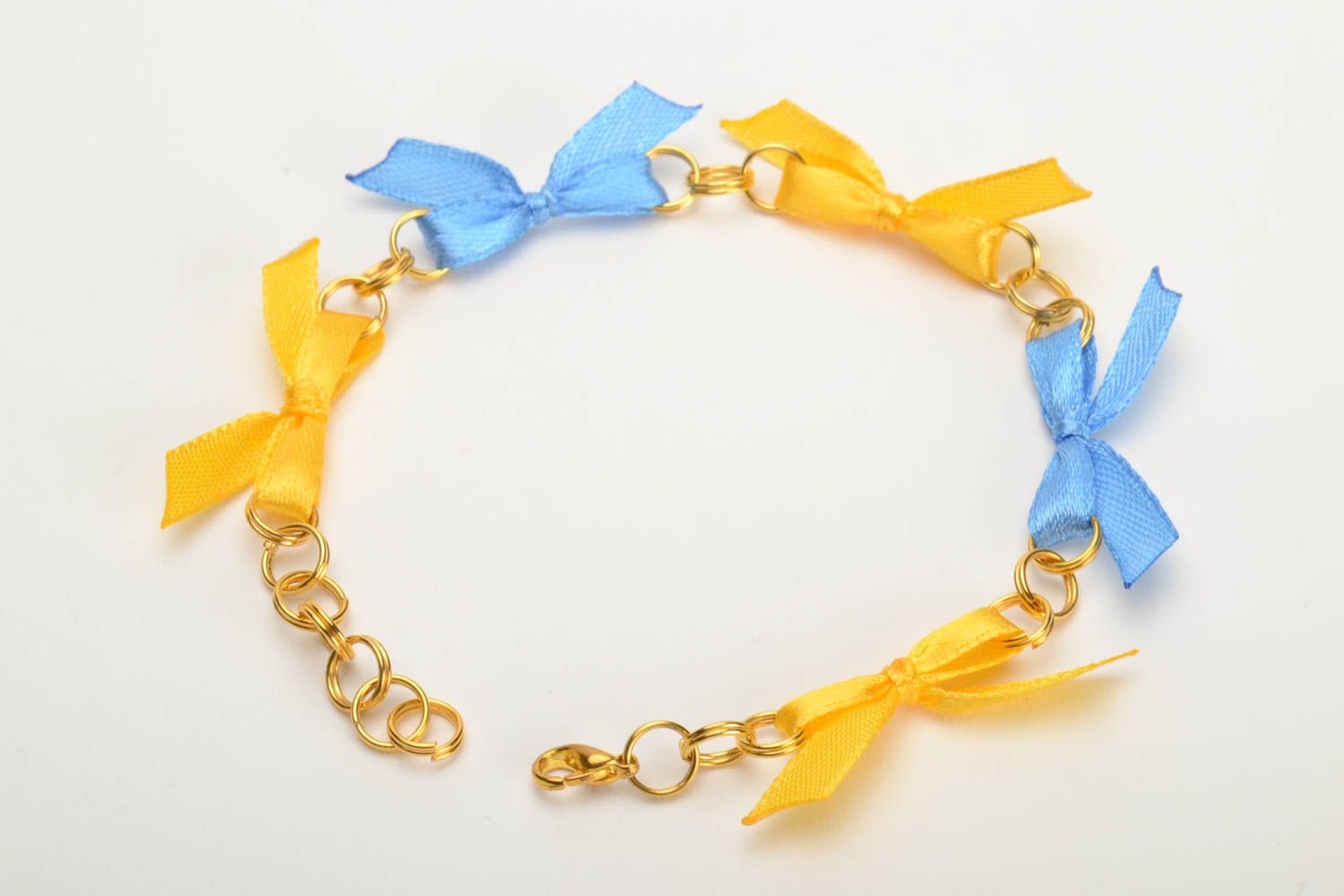 Blau gelbes Armband mit Schleifen aus Atlasbändern an Kette Handarbeit  foto 3