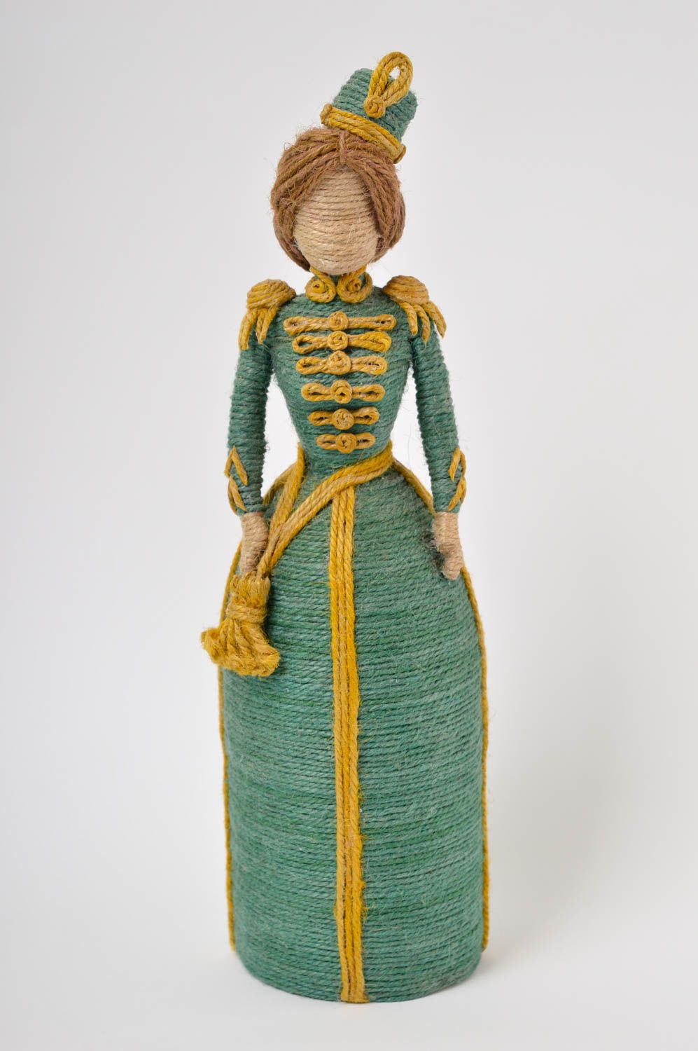 Кукла ручной работы декор для дома кукла из шпагата статуэтка фигурка Гусарыня фото 2