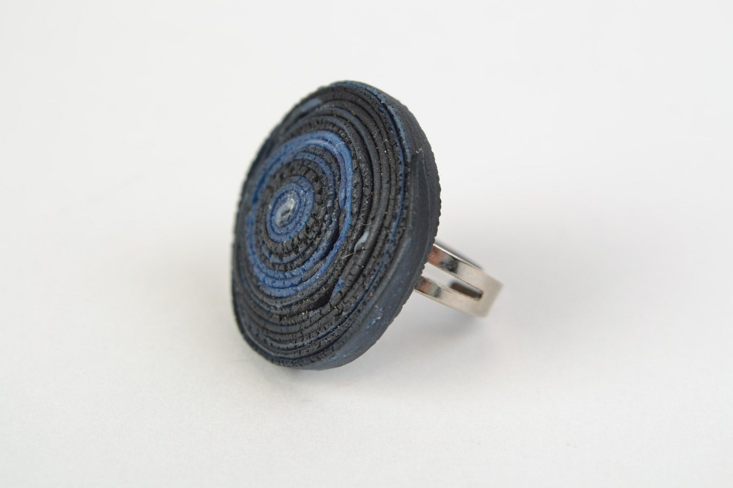 Origineller blau schwarzer Ring aus Polymerton mit Kantenriss Handarbeit foto 3