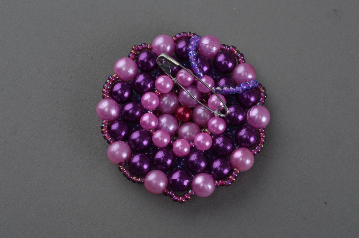Broche violette ronde faite main en perles de rocaille et perles fantaisie photo 4