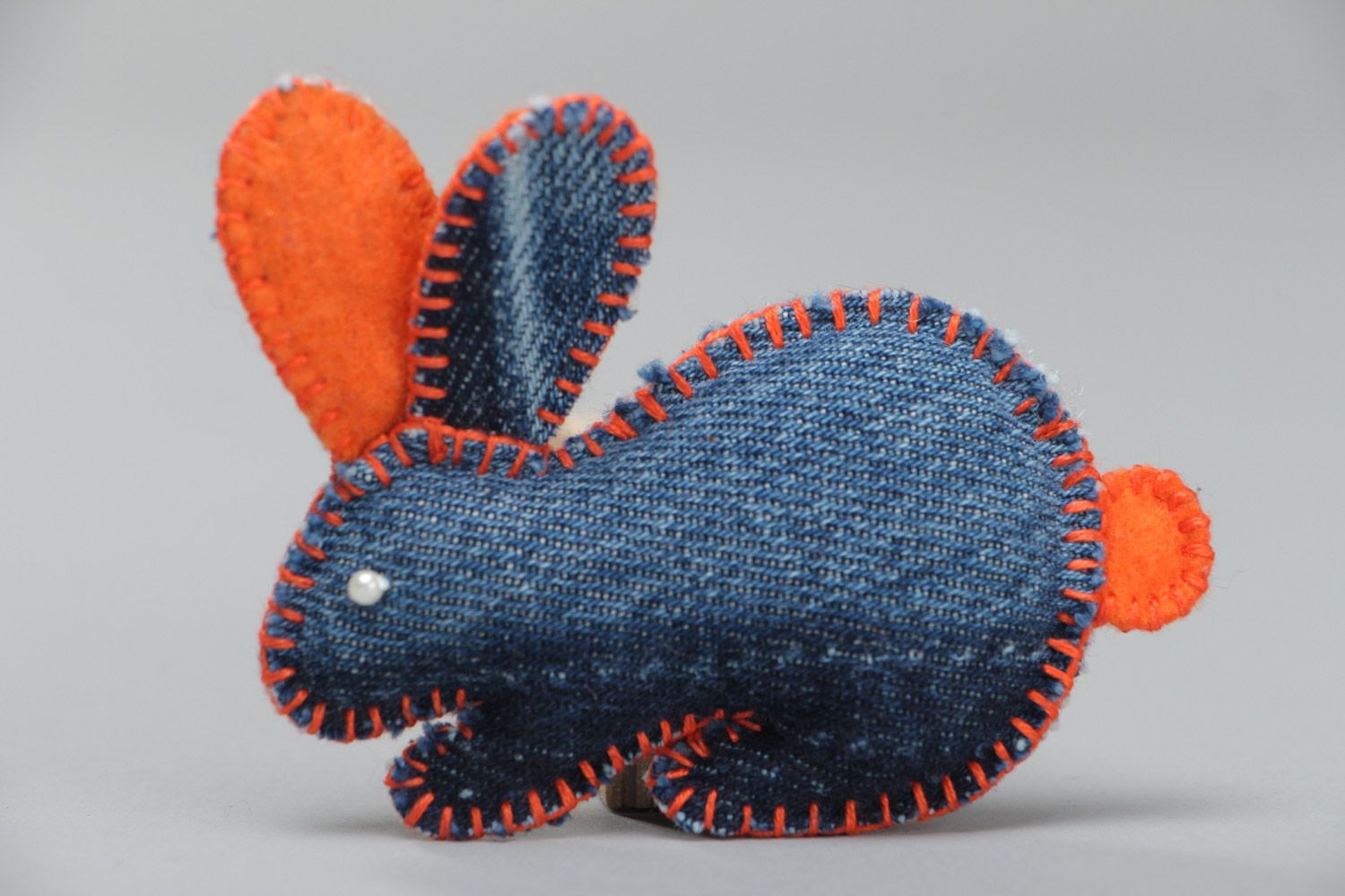 Декоративная игрушка для дома маленькая зайчик из джинсовой ткани ручная работа фото 3