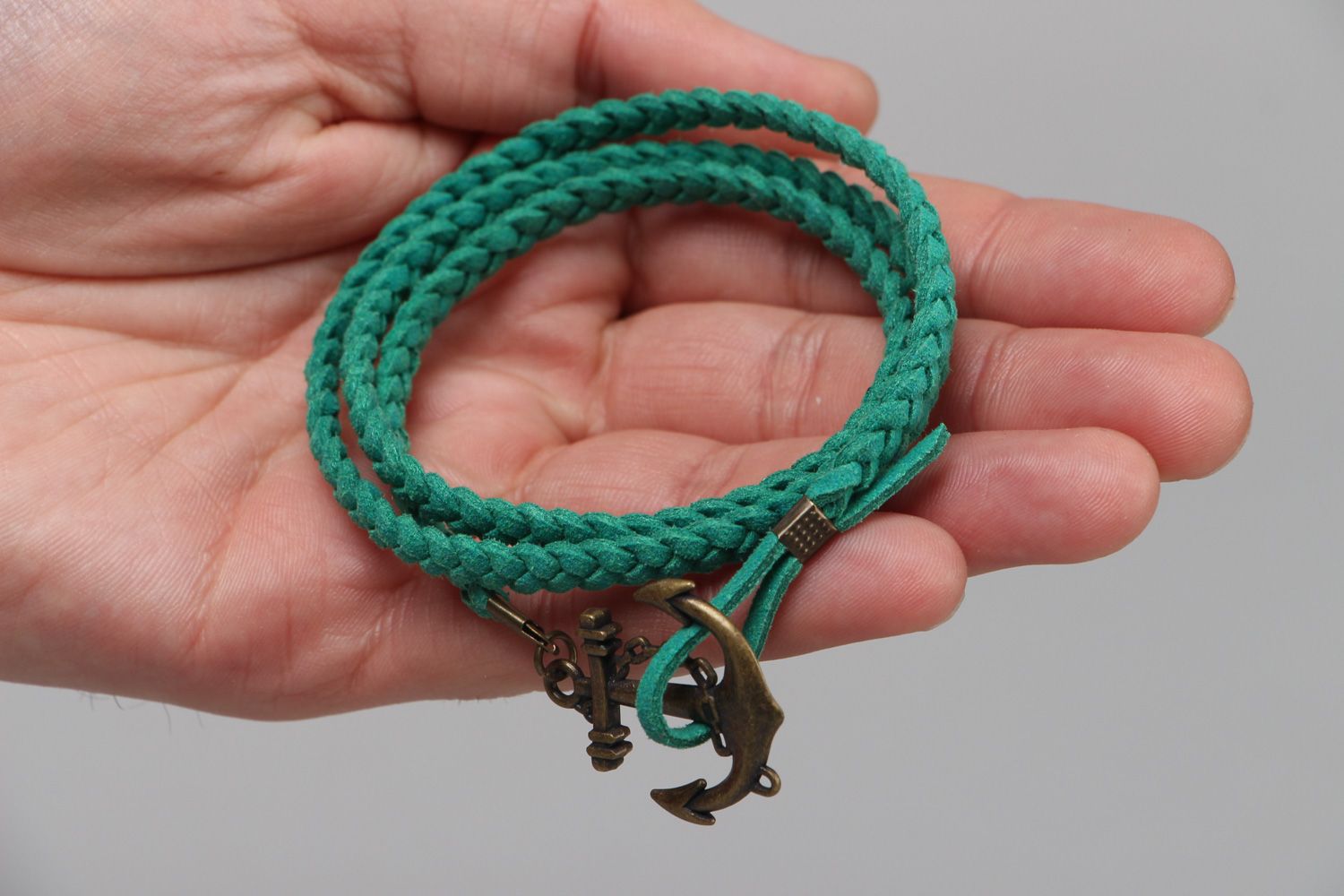Handgemachtes regulierbares geflochtenes Armband aus Kunstwildleder mit metallischem Anhänger foto 3