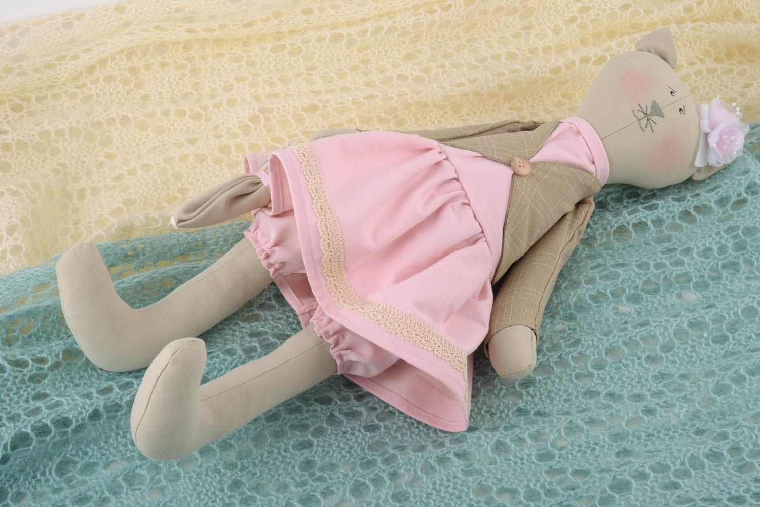 Petite peluche décorative en tissu chat en robe rose faite main pour enfant photo 1