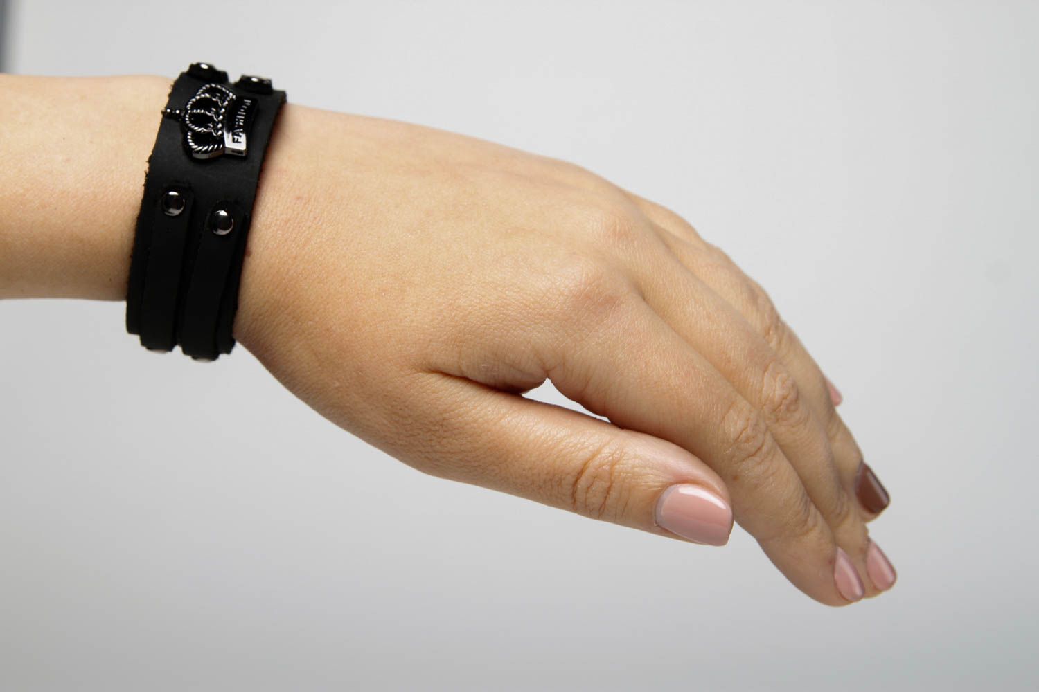 Кожаный браслет украшение из кожи ручной работы необычный браслет черный фото 2