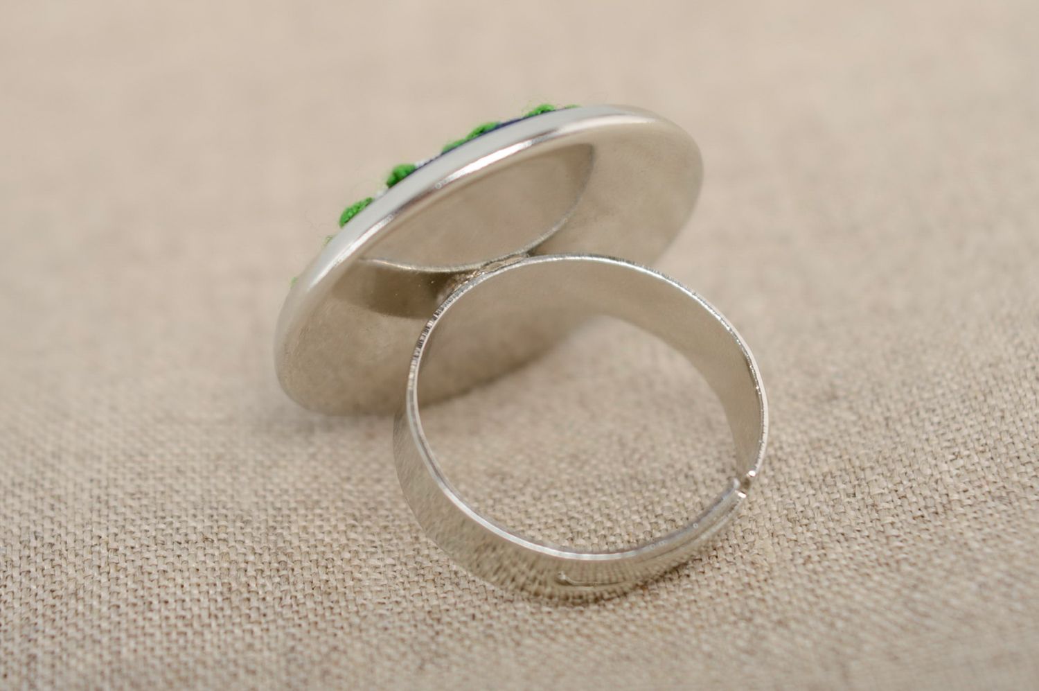 Круглое кольцо с вышивкой рококо фото 4