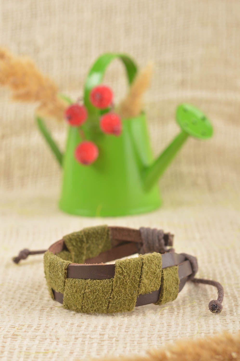 Bracelet en cuir naturel Bijou fait main vert-marron à nouer Cadeau pour femme photo 1