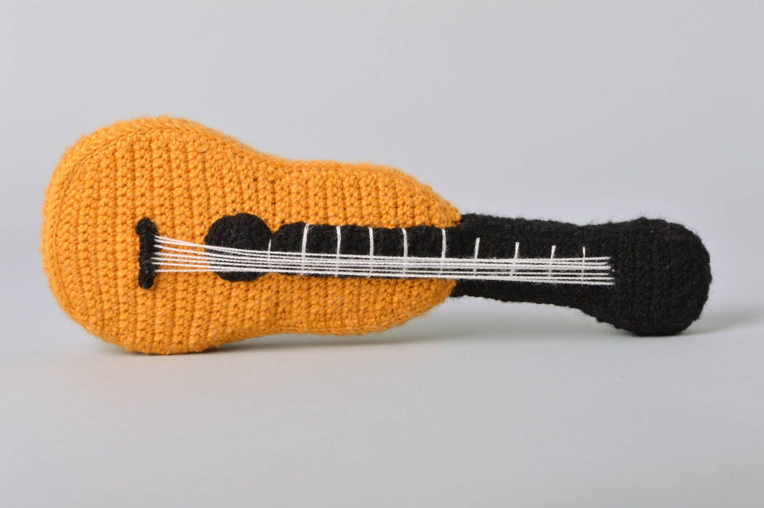 Jouet tricoté au crochet original décoratif fait main en forme de guitare photo 2