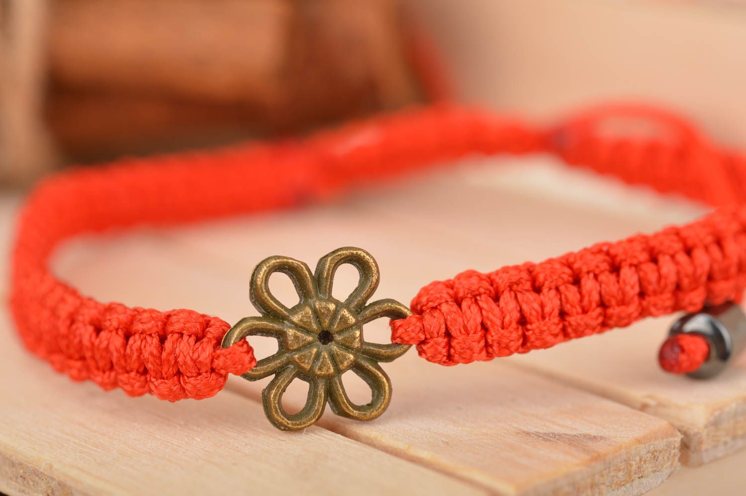 Красный браслет из шелковых ниток с металлическим цветочком ручной работы фото 1