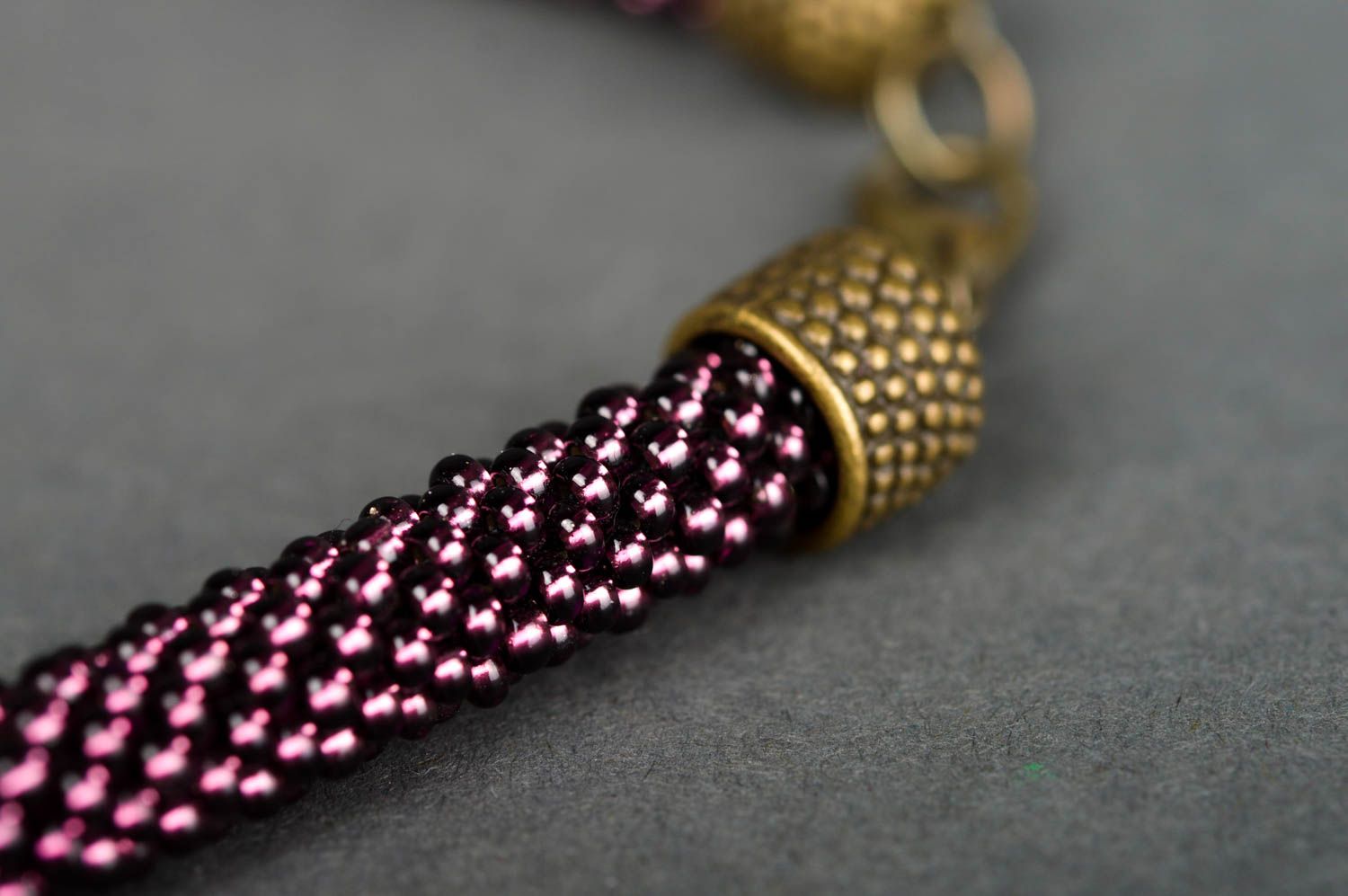 Collar de abalorios artesanal regalo original collar para mujer color berenjena foto 3