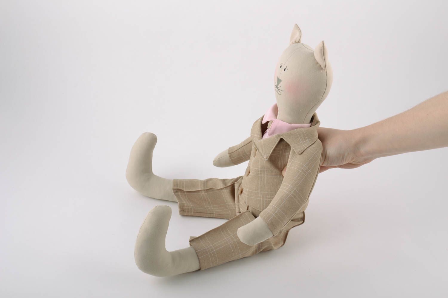 Мягкая тканевая игрушка кот в костюме ручной работы из льна детская красивая фото 2