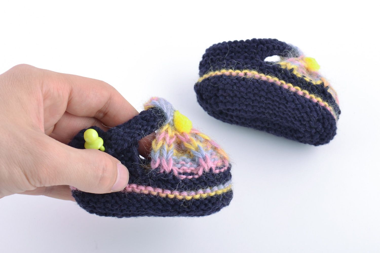Chaussons bébé tricotés faits main en laine bleus pratiques et originaux photo 4