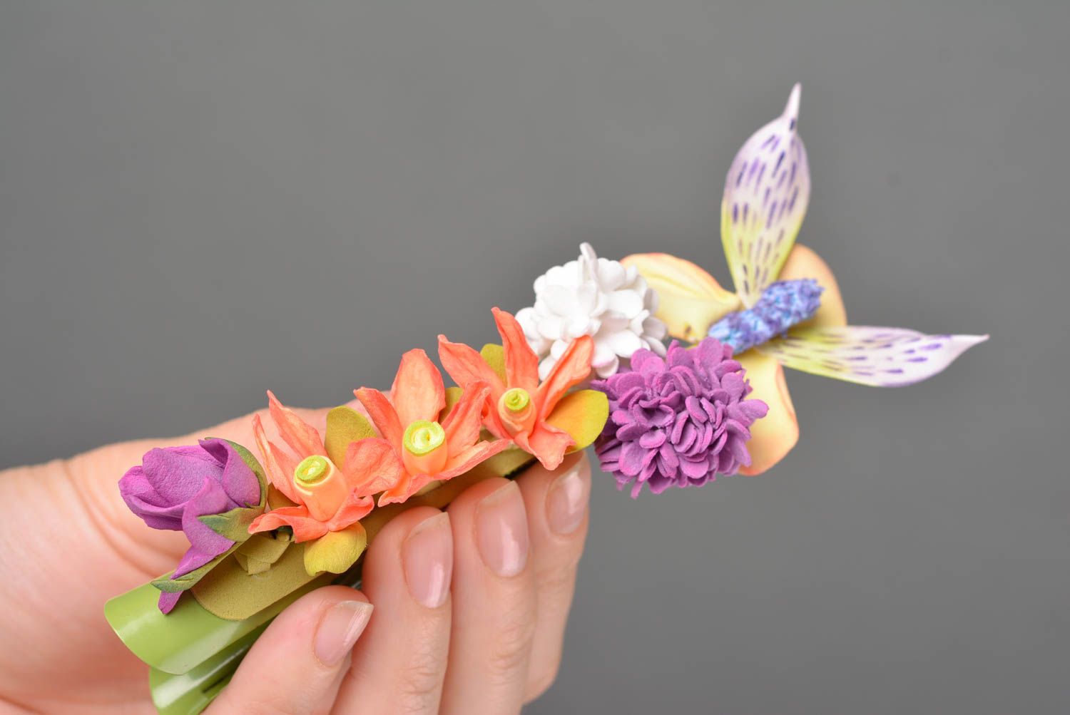 Buntfarbige schöne handgemachte Haarspange aus Foamiran mit Blumen für Frauen foto 2