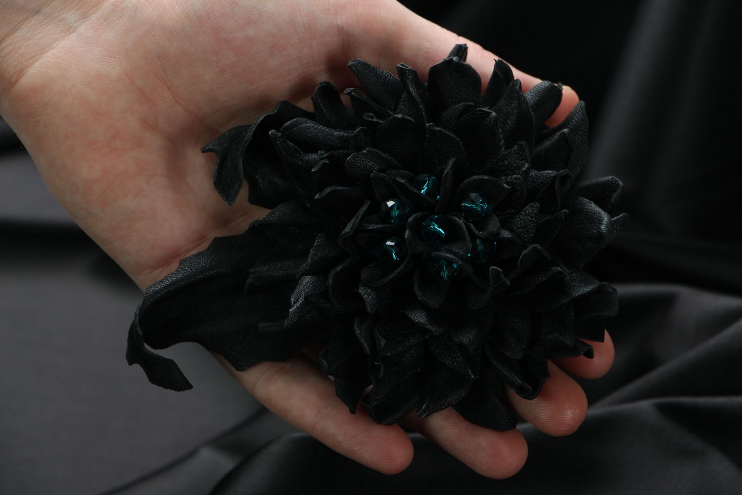 Broche en cuir originale faite main accessoire design couleur noire pour femme photo 4