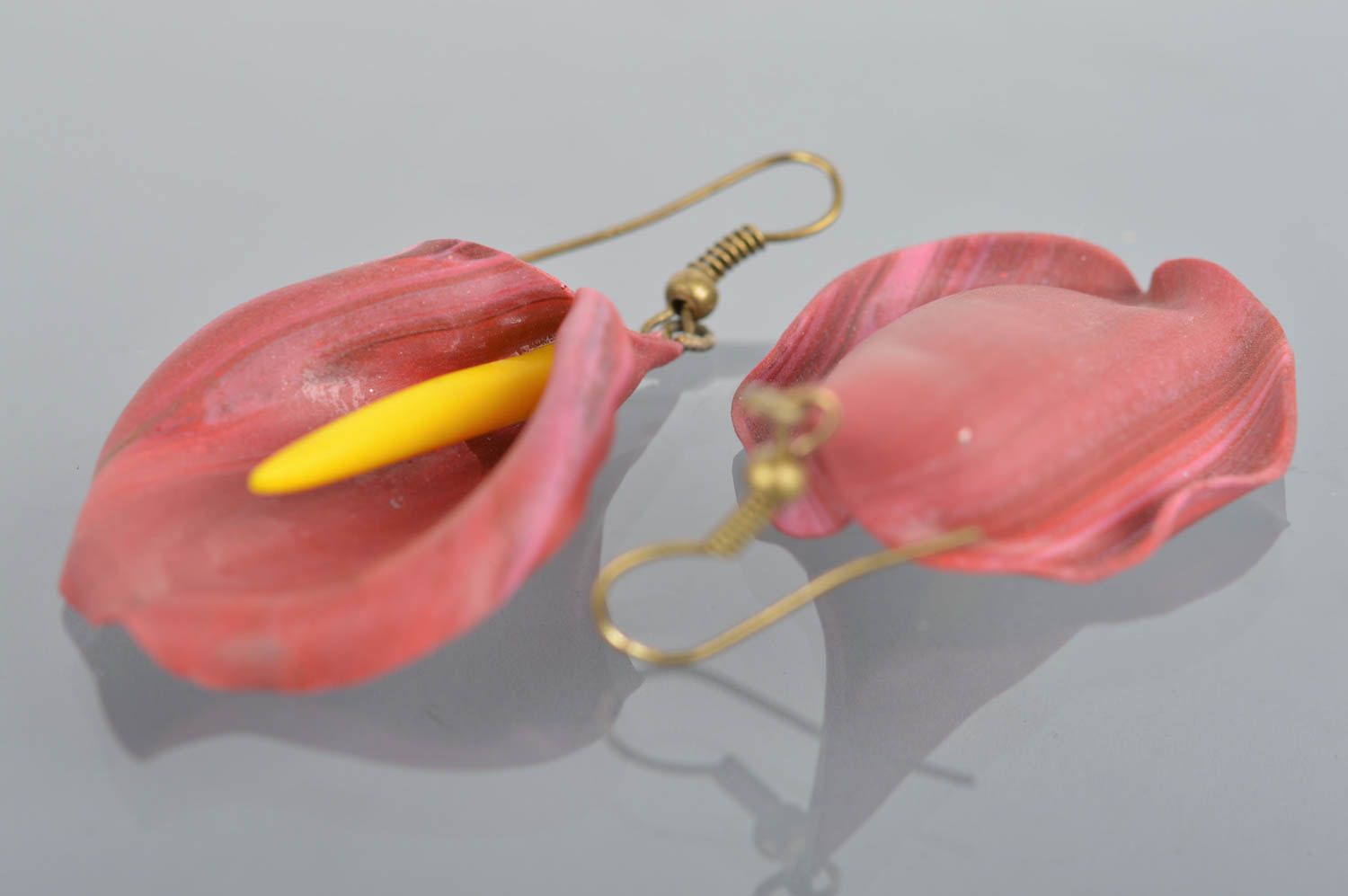 Pendientes artesanales largos de arcilla polimérica con forma de flores  foto 5