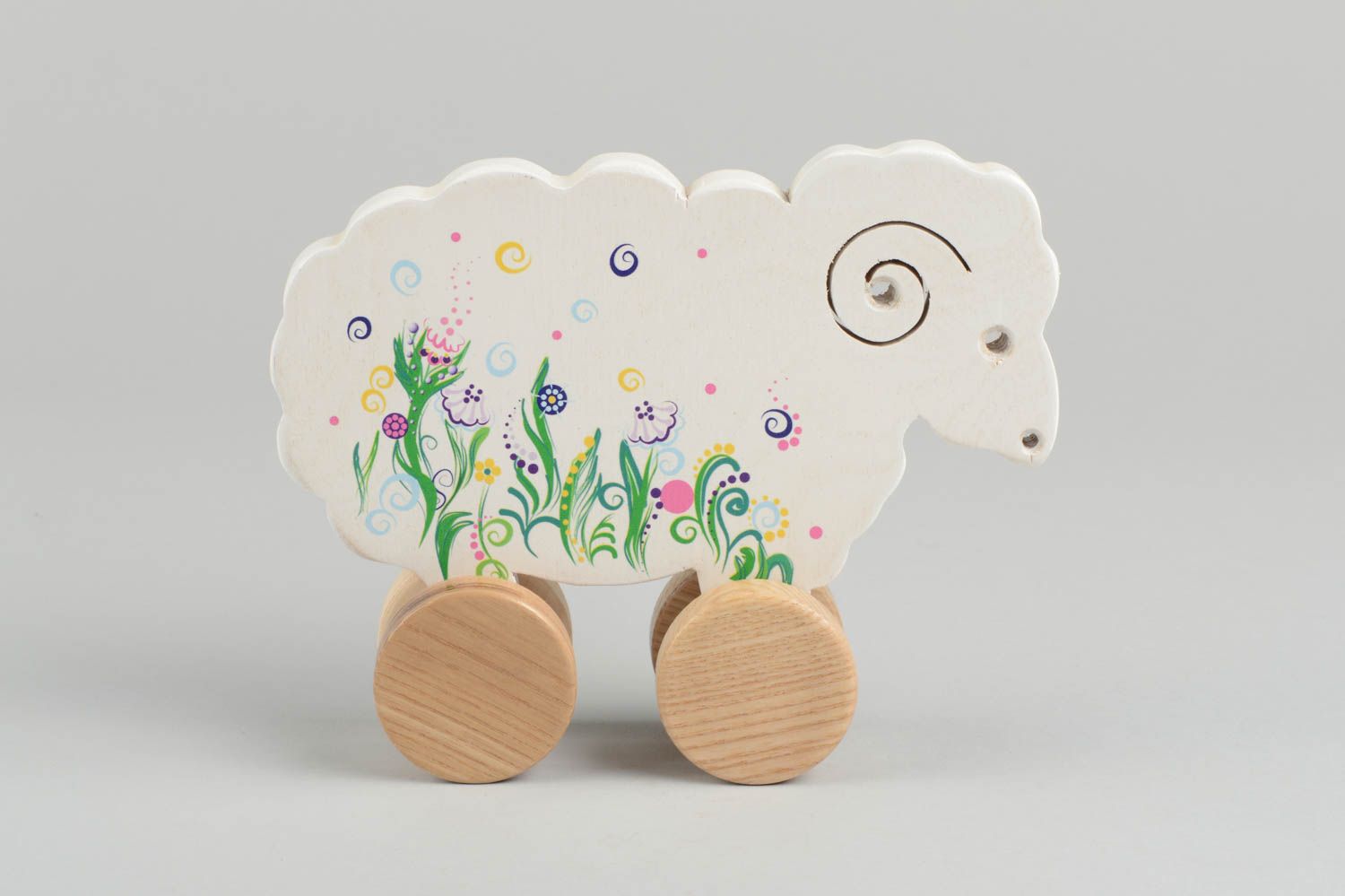 Juguete artesanal ovejita blanca juguete de madera regalo para niño con ruedas foto 2