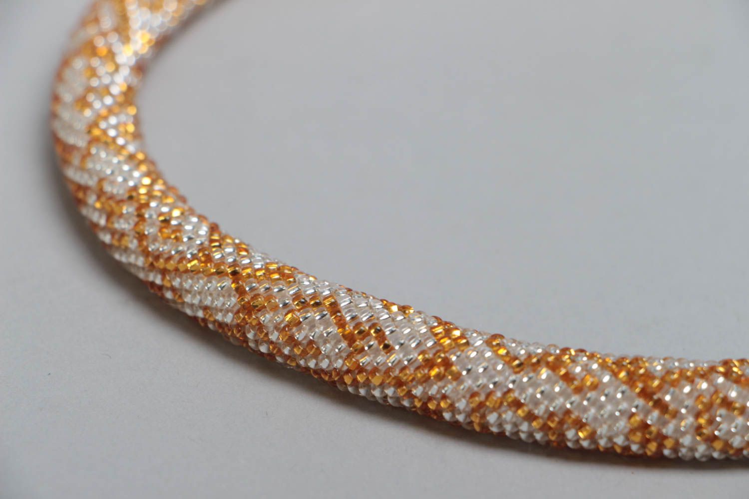 Collier spirale en perles de rocaille couleur or et blanc original fait main photo 4