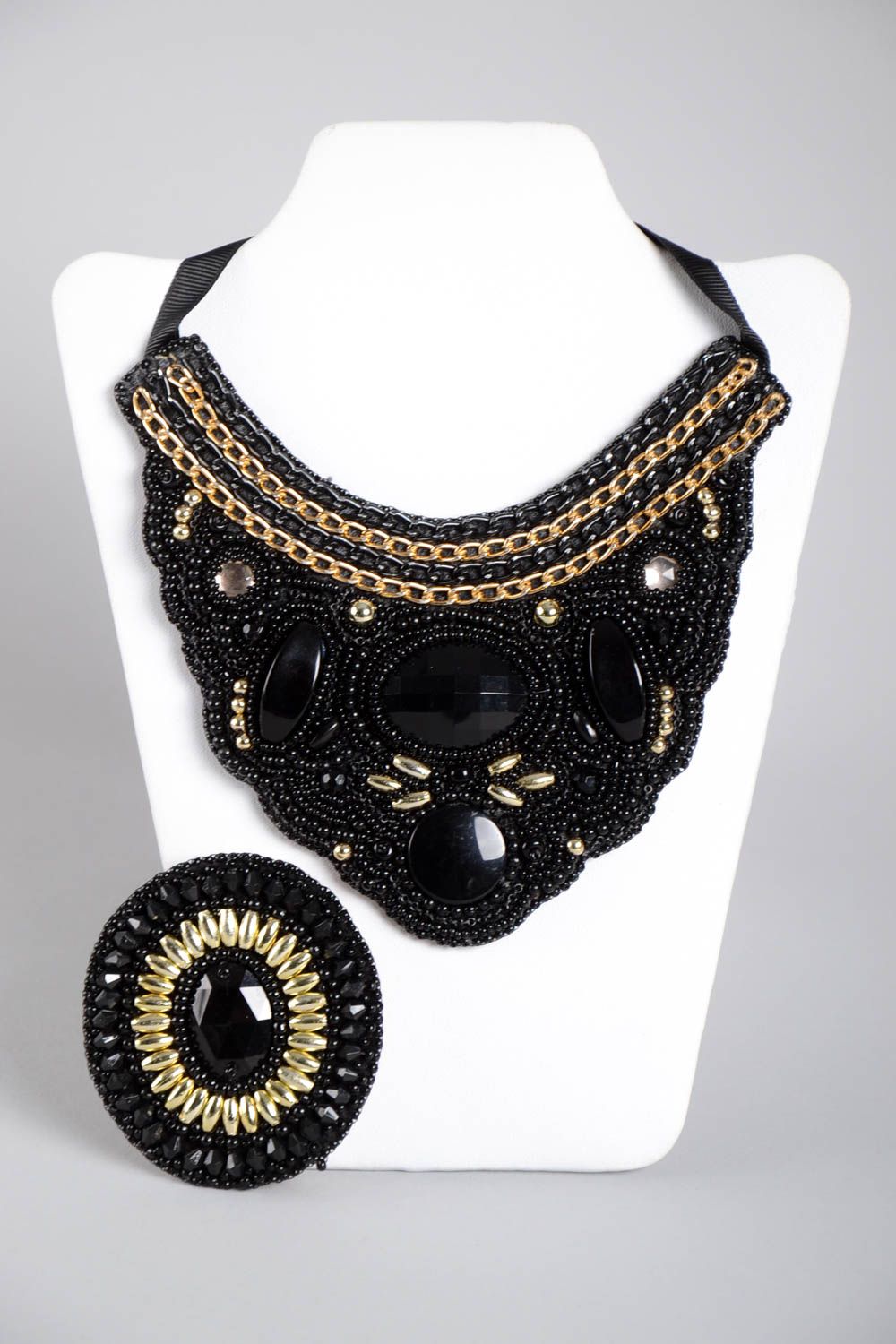 Комплект украшений ручной работы оригинальная брошь и бисерное ожерелье черные фото 2