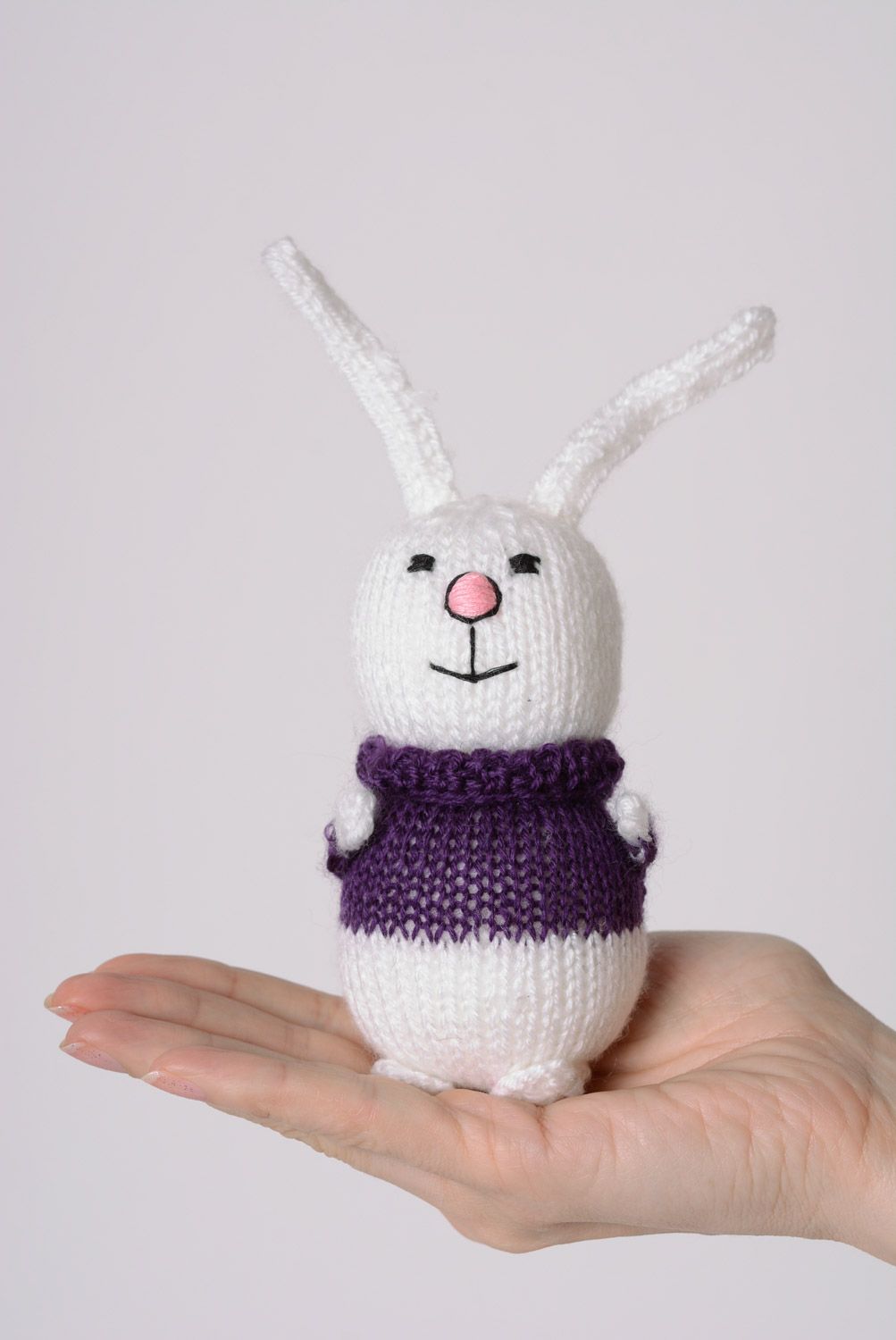 Juguete de peluche liebre blanca en suéter violeta artesanal sonriente foto 3