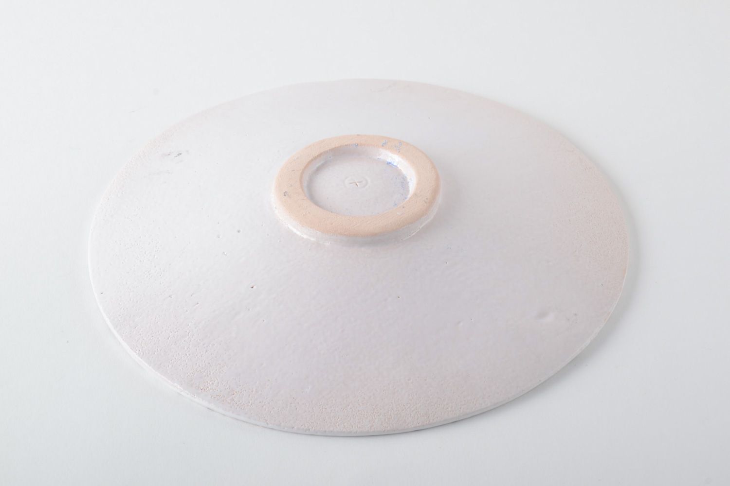 Керамическая тарелка ручной лепки с рельефом белая фото 4