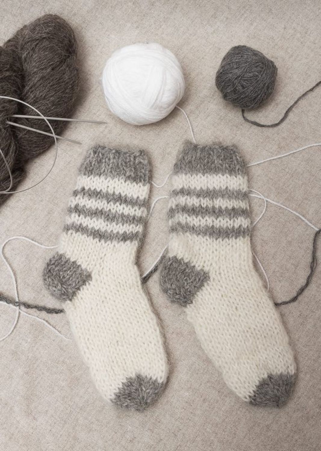 Вязаные носки из шерсти