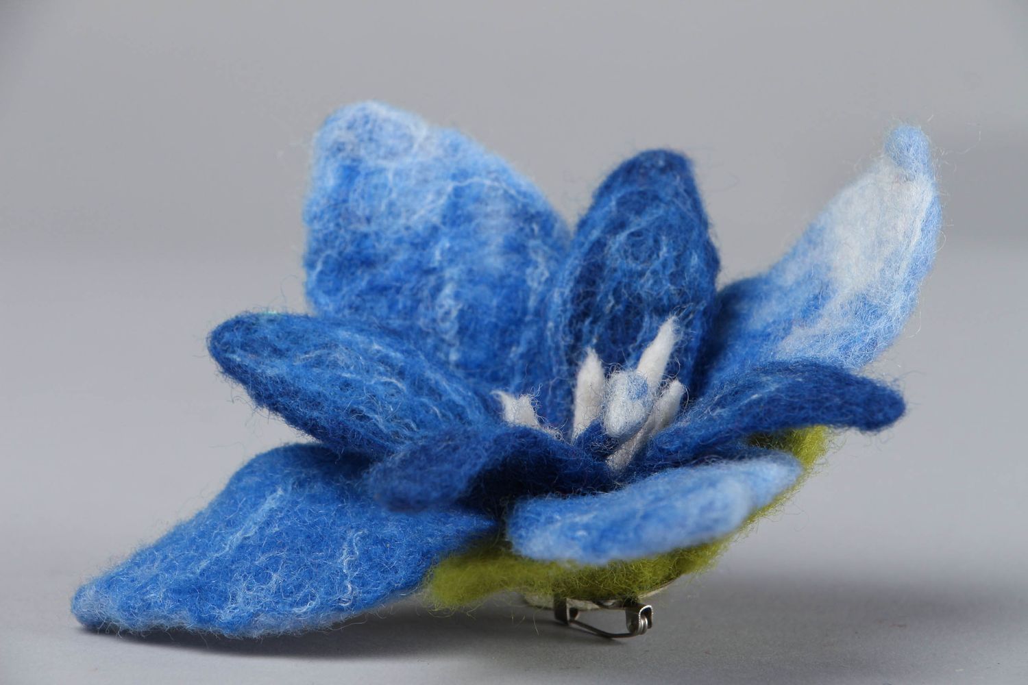 Schöne Brosche aus Wolle blaue Blume foto 2