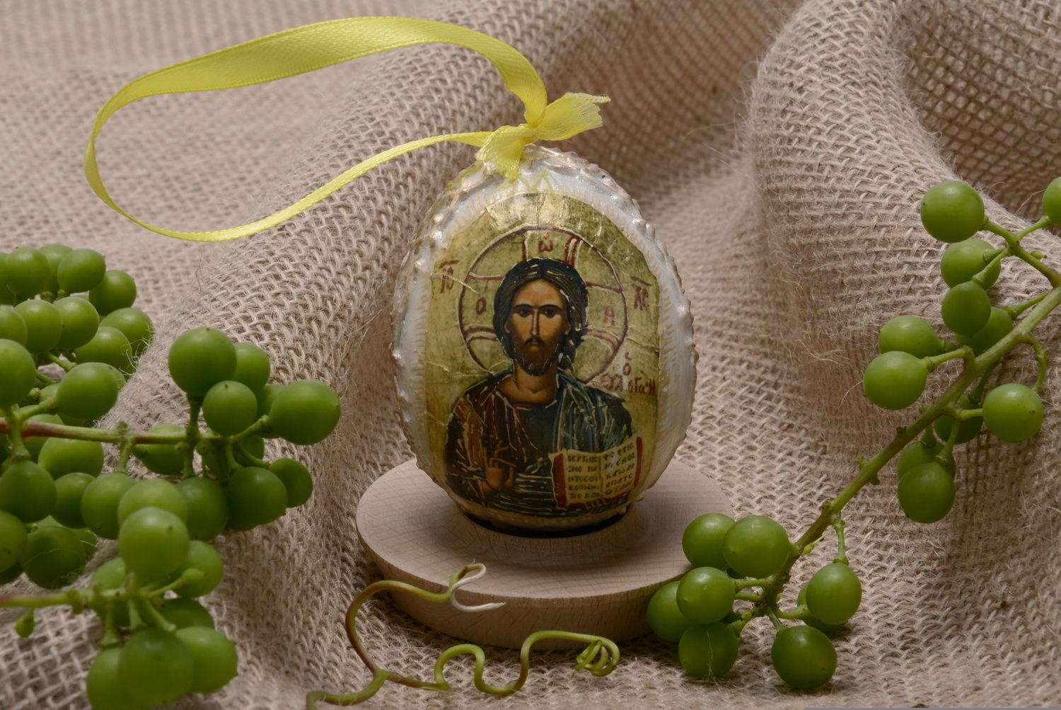 Pingente-ovo Cristo e flor de paraíso foto 2