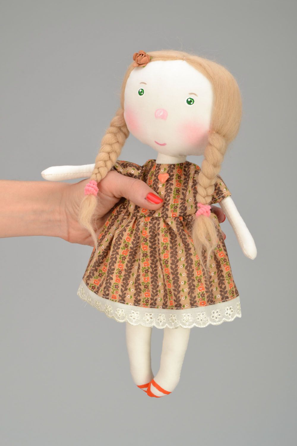 Muñeca artesanal en vestido de color de chocolate foto 2
