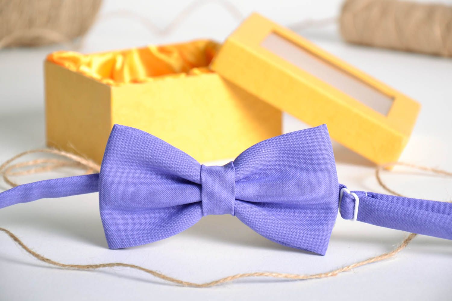 Gravata borboleta artesanal costurada de tecido  de cor lilás foto 1