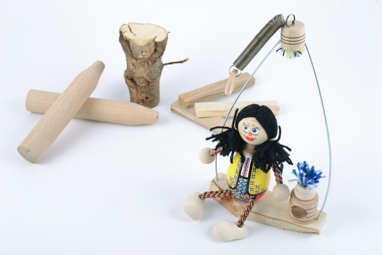 Öko Spielzeug aus Holz Mädchen auf Bank Handarbeit mit Bemalung Geschenk Mädchen foto 1