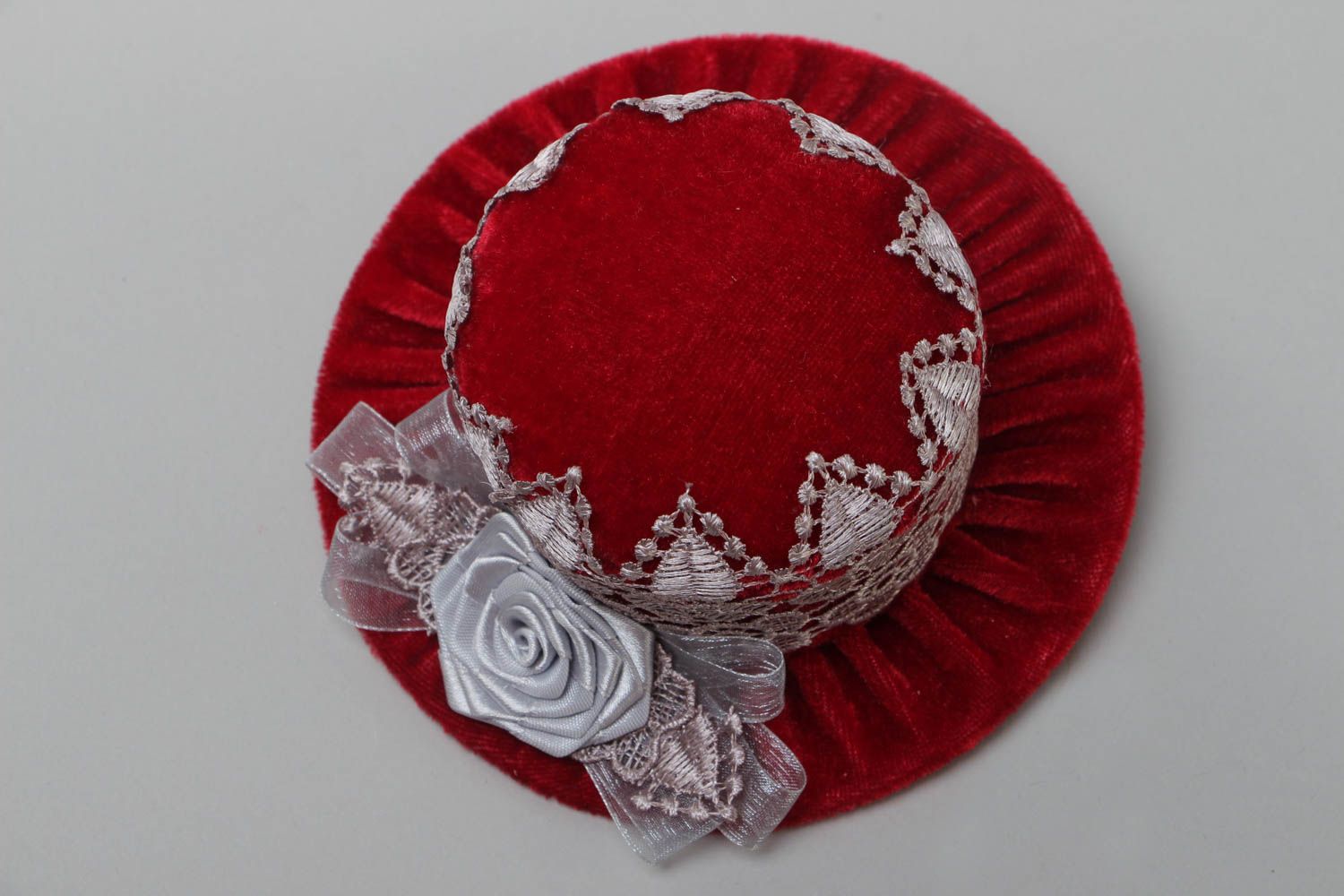 Handmade festive hair clip with a little red velour top hat decorated with lace photo 2