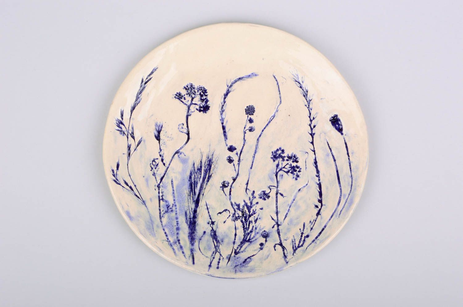 Assiette en céramique décorative faite main peinte de glaçure à motif bleu blanc photo 1