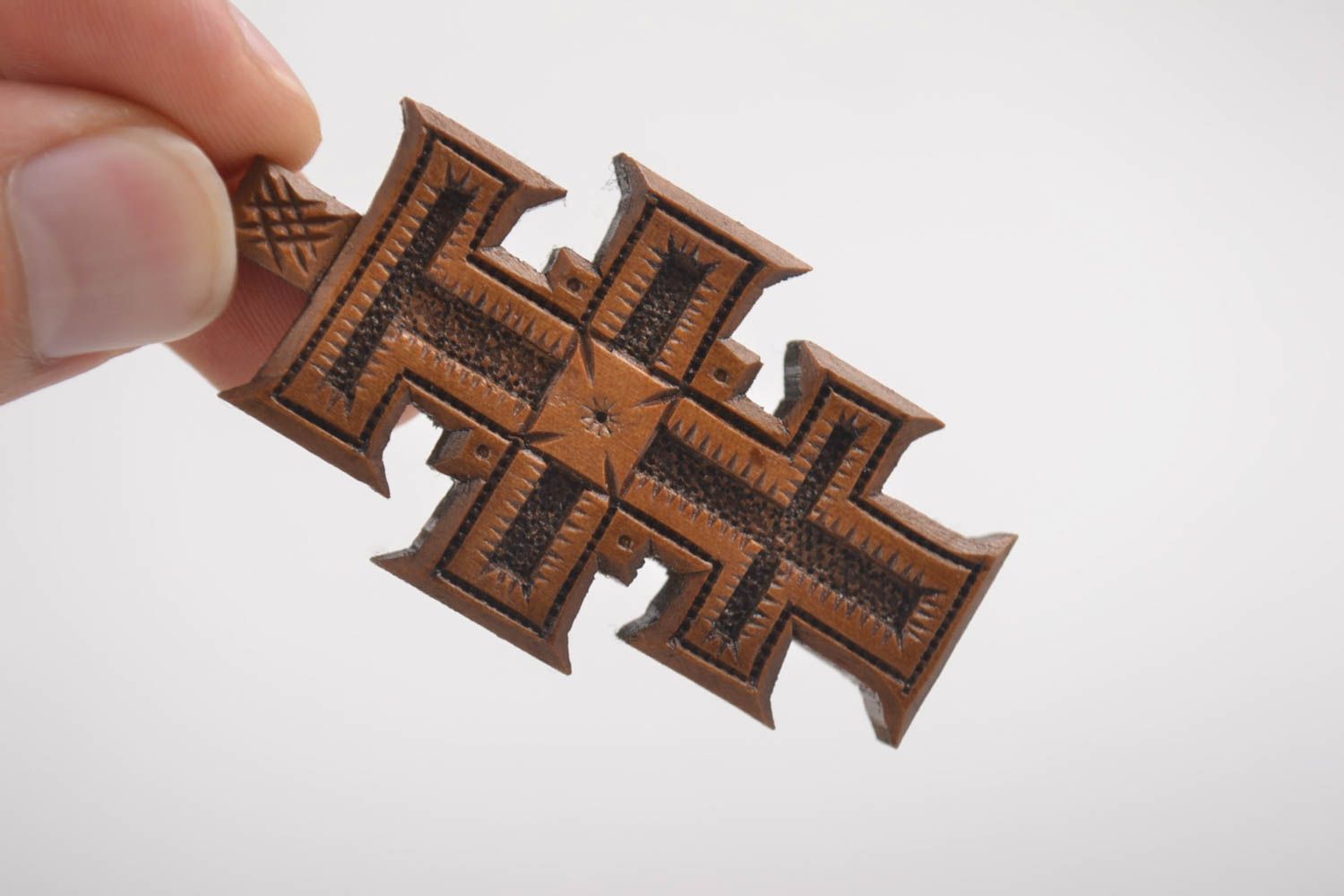 Крест ручной работы нательный крестик деревянный крестик из груши светлый фото 5