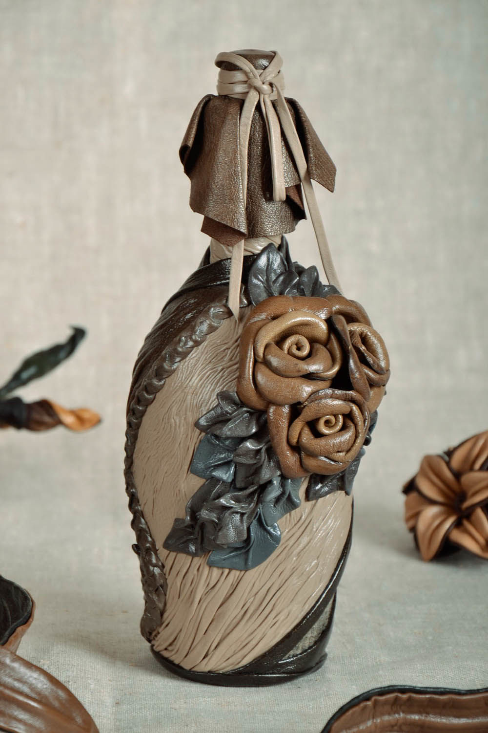 Bouteille décorative fait main avec fleurs en cuir photo 1