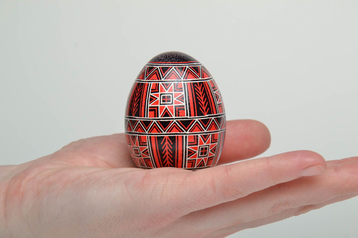 Oeuf de Pâques fait main traditionnel noir et rouge original artisanal photo 5