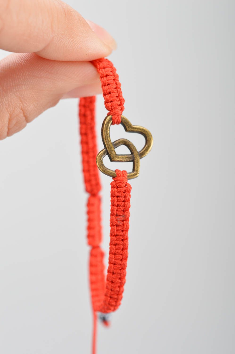 Красный браслет из шелковых ниток с регулируемым размером ручной работы фото 3