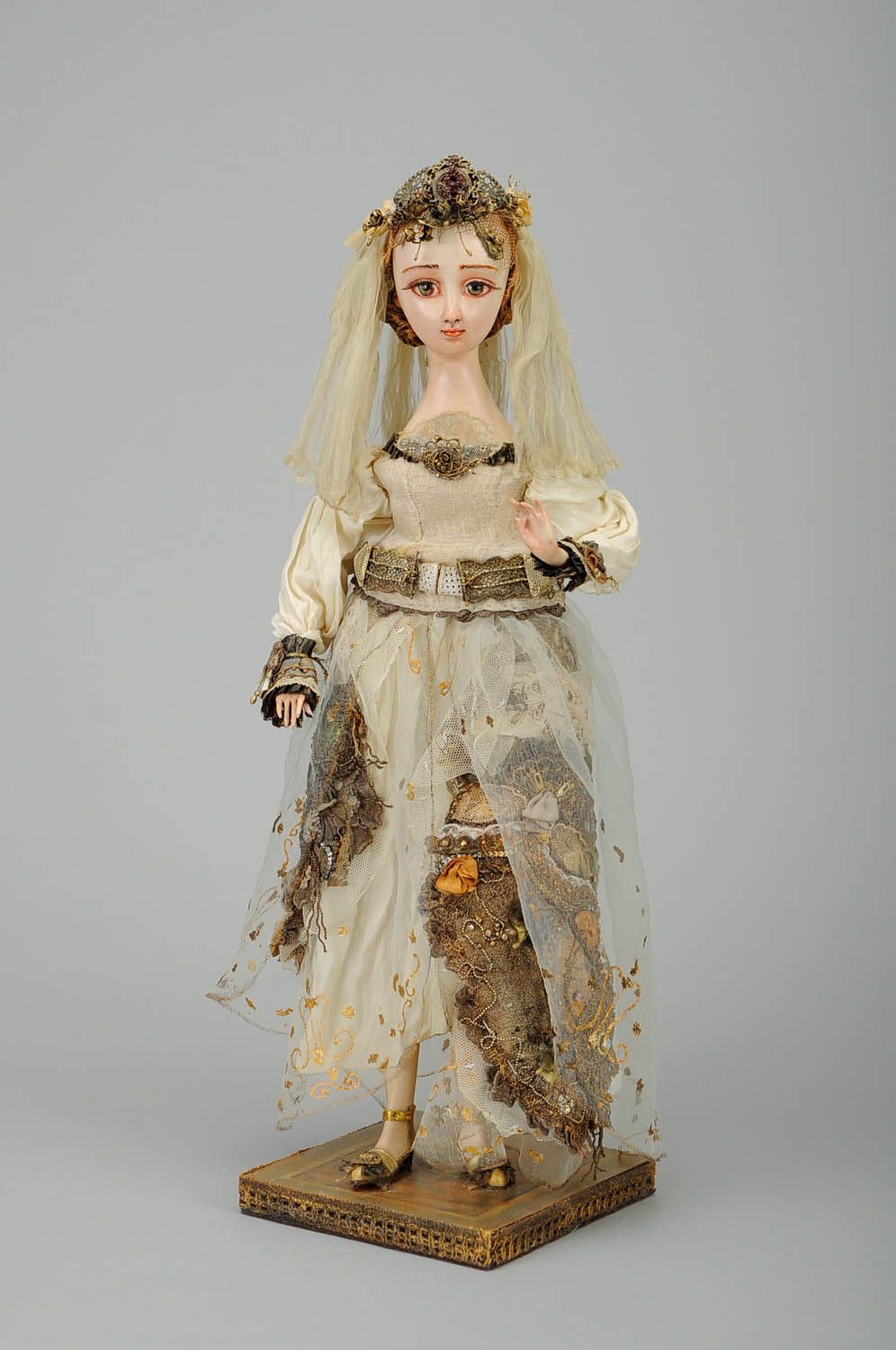 Künstlerische Puppe aus antiquarischen Stoffen Goldene Zeitalter  foto 1