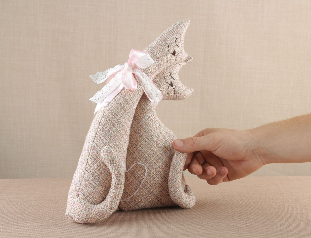 Brinquedo macio têxtil feito à mão de lã para decoração Casal de gatos foto 5