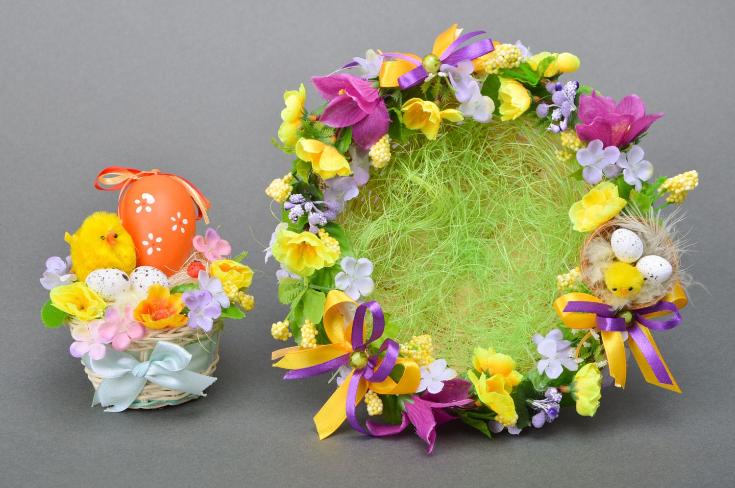 Cestas de mimbre con flores artificiales huevos y pollos hechas a mano foto 2