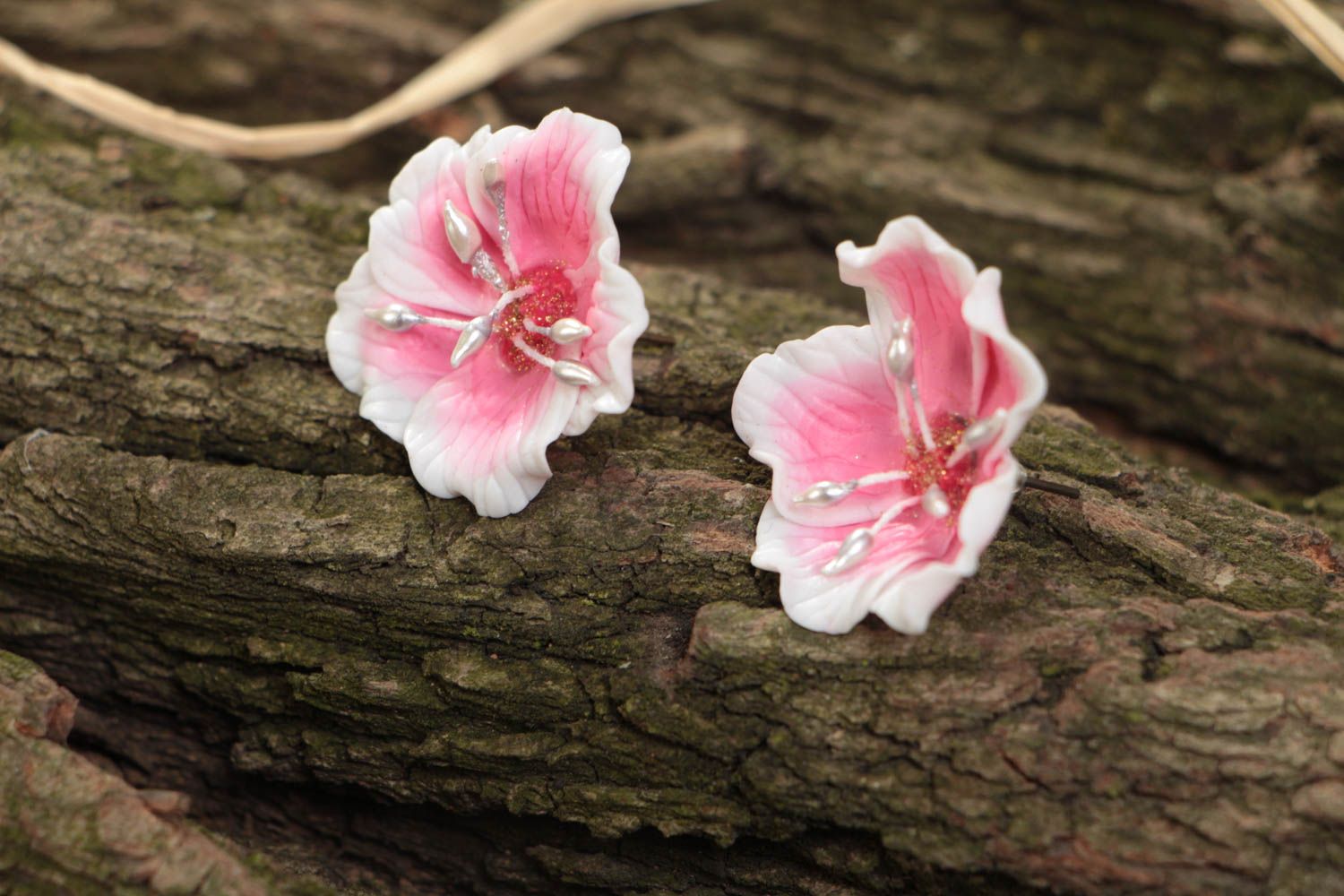 Pendientes clavos con flores de arcilla polimérica artesanales blancos rosados foto 1