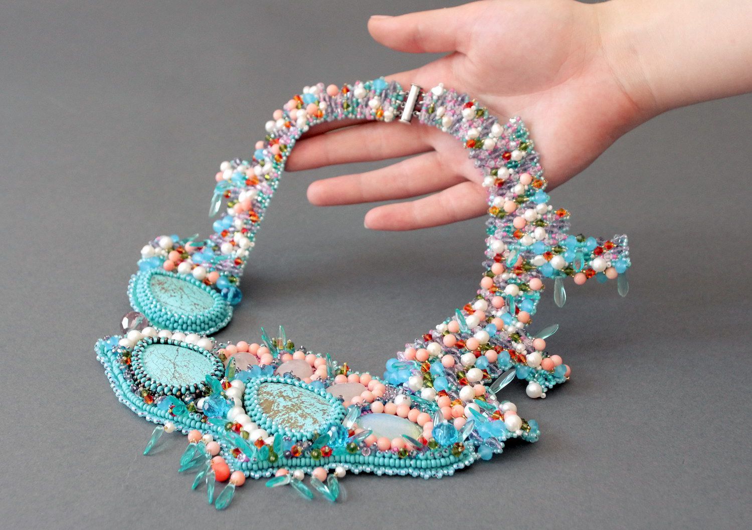 Collier fait main de perles, coraux, grains de verre et cristaux 'Toucher doux' photo 4