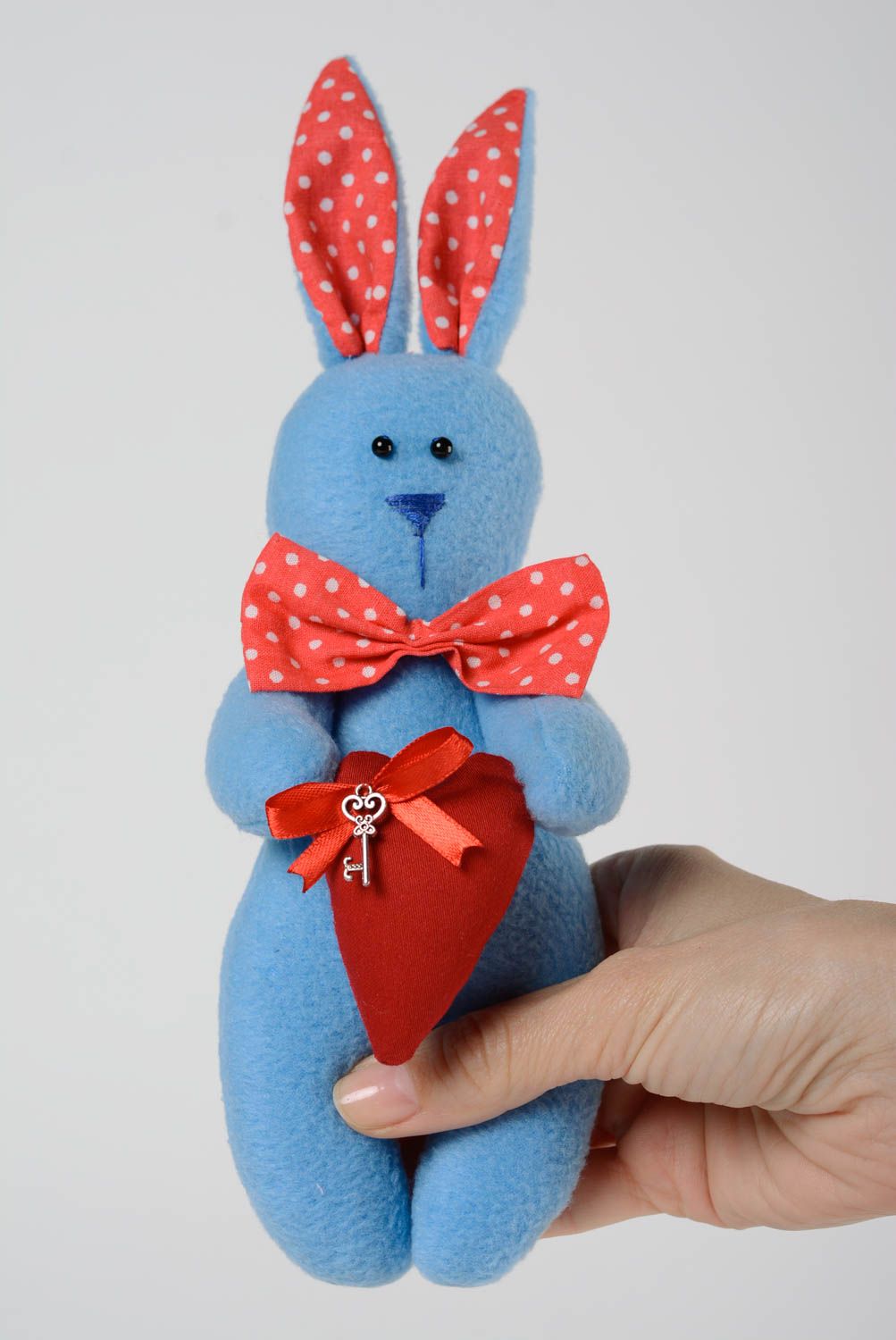 Blaues handgemachtes Kuscheltier Hase aus Fleece weich originell für Kinder foto 5