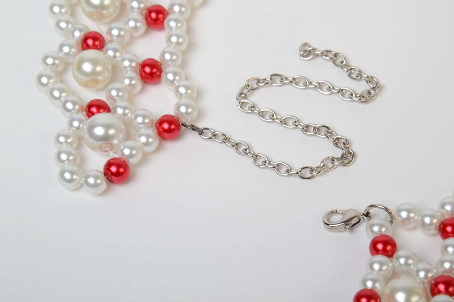 Collier en perles plastiques blanc rouge original accessoire fait main photo 3
