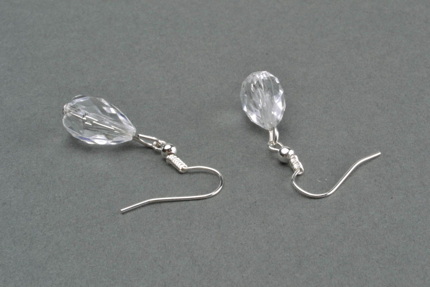 Boucles d'oreilles pendantes transparentes faites main photo 3