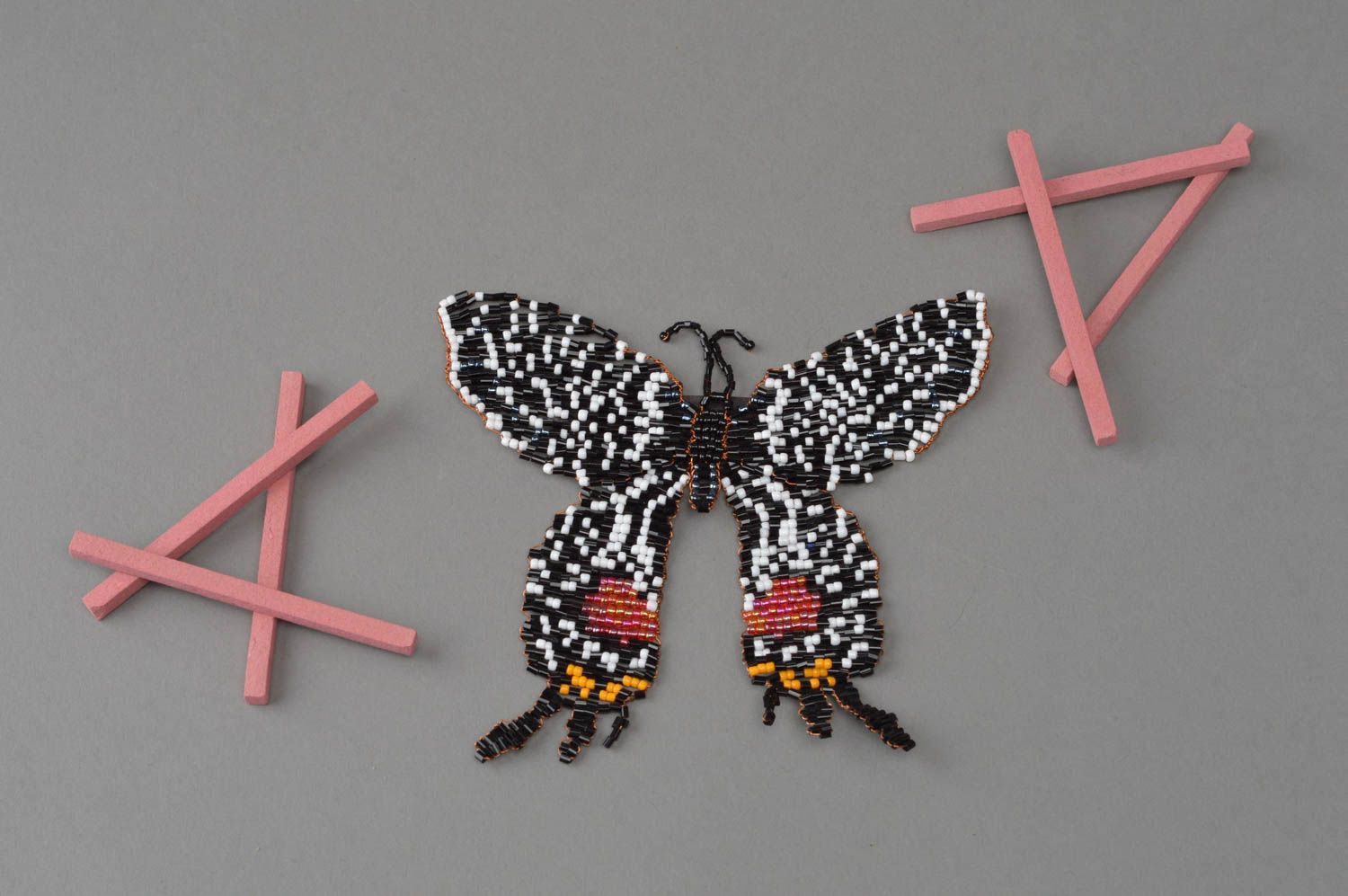 Schmetterling Magnet aus Glasperlen für Kühlschranktür weiß gepunktet handmade foto 1