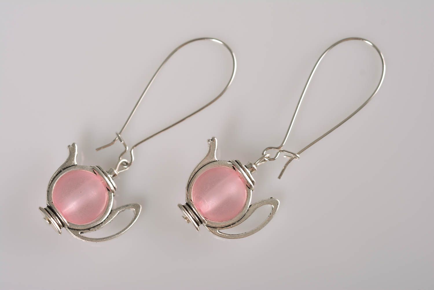 Orecchini di metallo fatti a mano accessorio originale a forma di teiera rosa foto 5