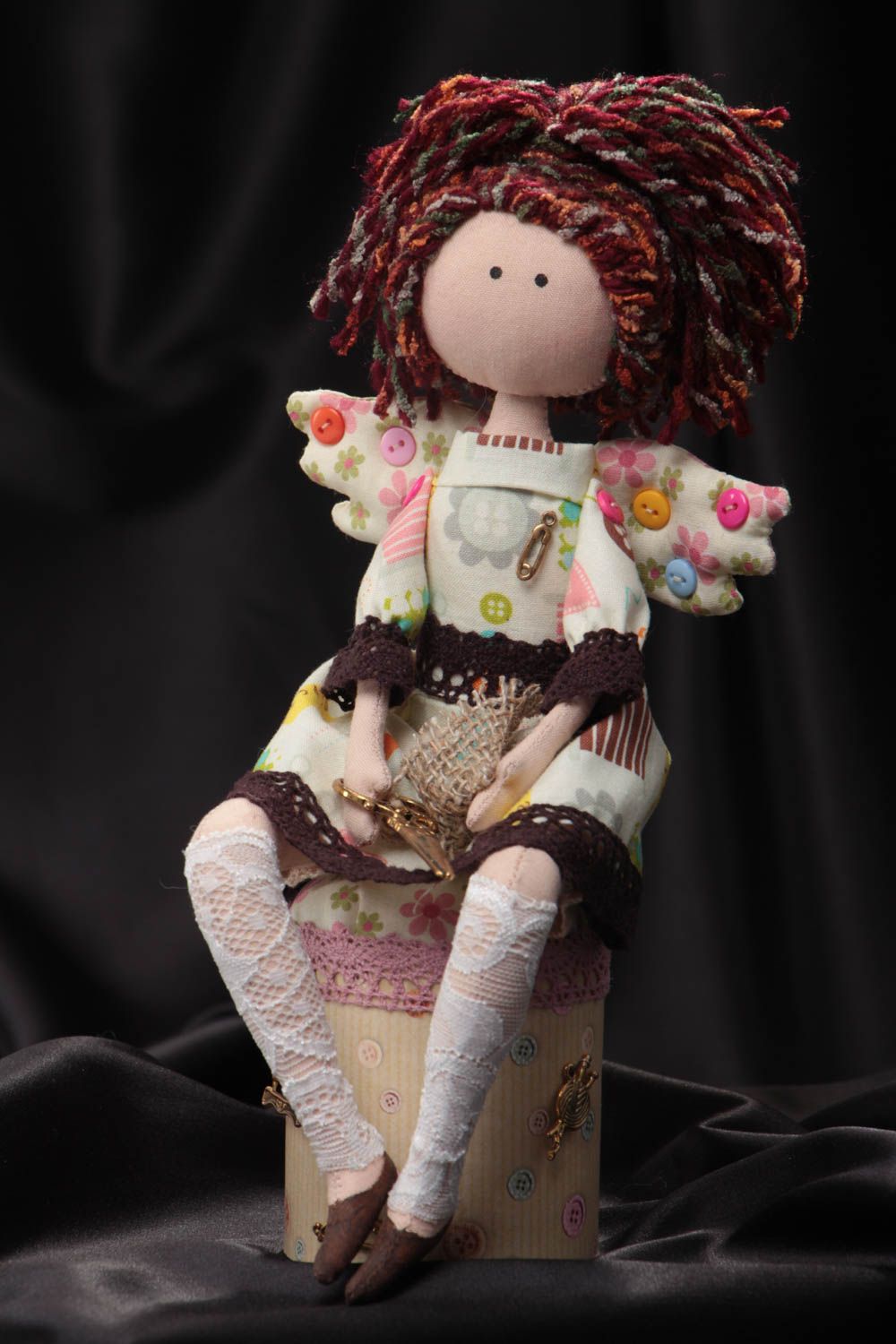 Muñeca de tela artesanal decorativa laborera sentada en el puff foto 1