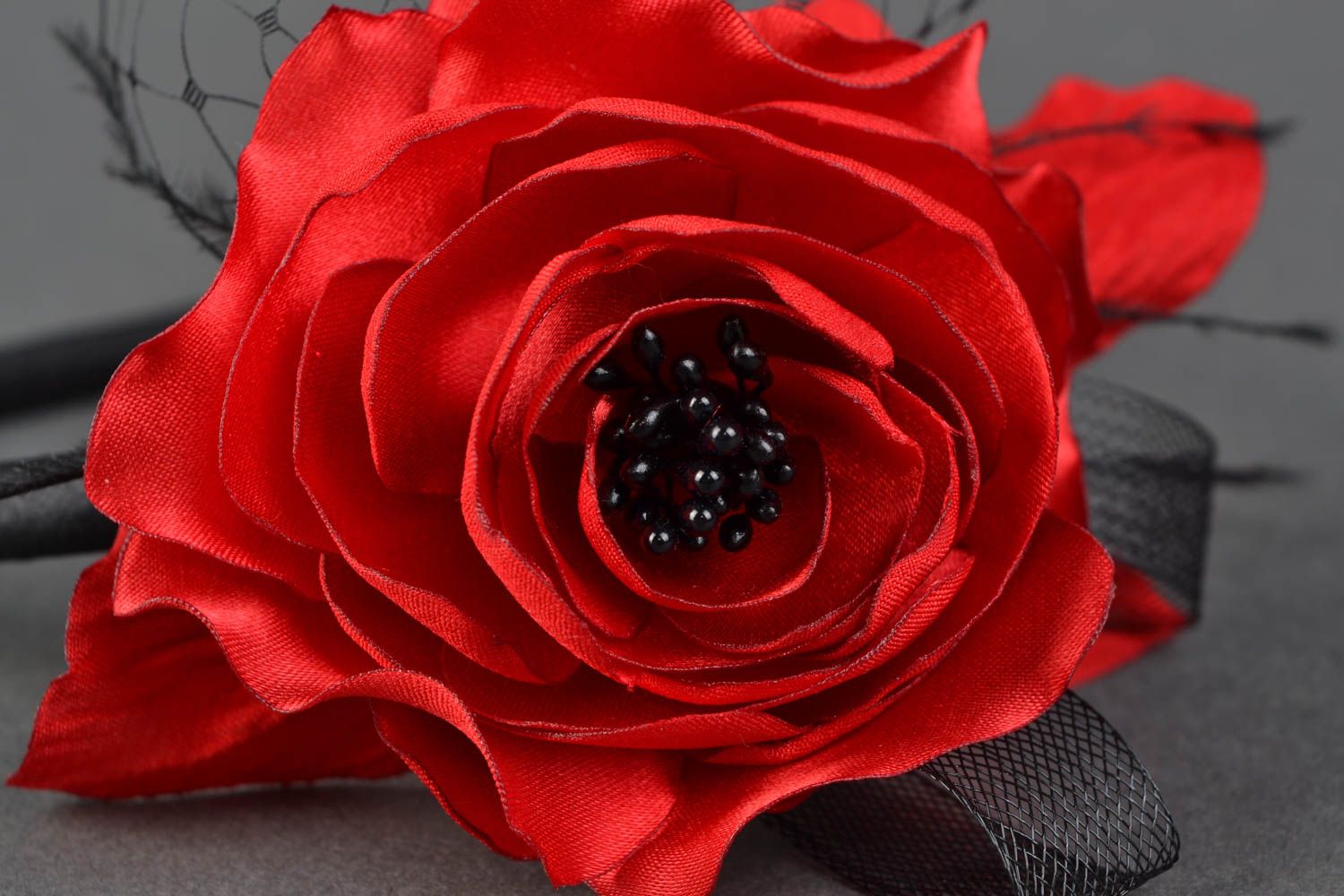 Serre-tête fleur rouge en rubans avec voile original fait main pour femme photo 3