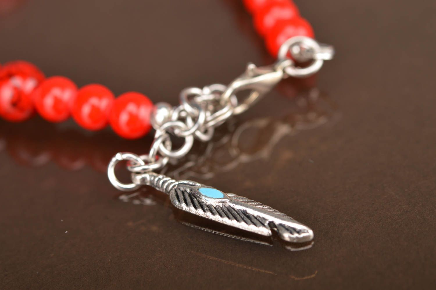 Bracelet rouge en perles fantaisie fait main accessoire stylé pour femme photo 4