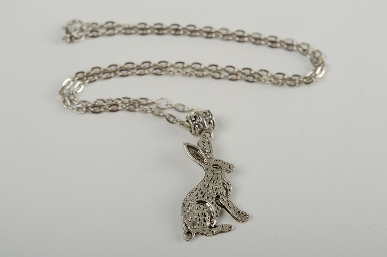 Colgante artesanal con forma de conejo accesorio para mujer colgante de metal foto 2